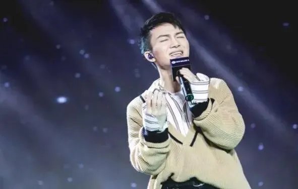 周深在卡布时期唱的《光》就已经具有很高技巧性了，这样的音域是天生的吗？