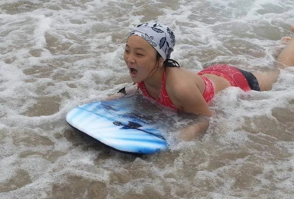 林妙可携全家去夏威夷度假 穿泳衣身体已发育！