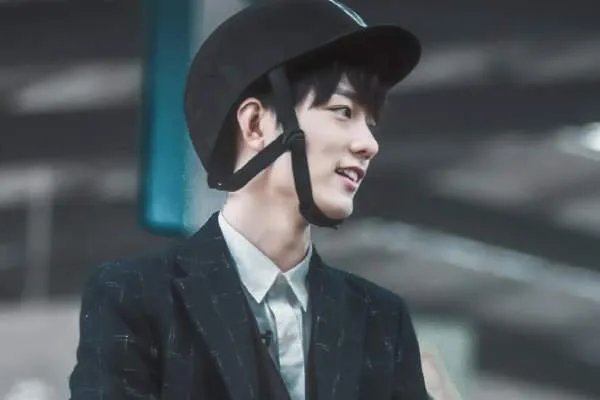 有网友爆料称肖战同人文《下坠》的作者是肖战经纪人张晶，你怎么看？