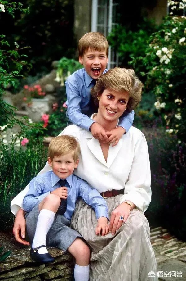 凯特金色战袍是致敬戴妃的