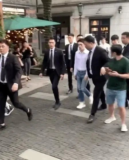 李佳琦为线下活动保安推人道歉 李佳琦道歉 李佳琦为推人道歉