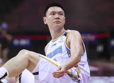 首钢和新疆队比赛中，得分状态最好的林书豪在末节坐冷板凳，这是怎么回事？