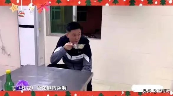广东男篮随队记者关辛，晒出了球队在圣诞之夜的晚餐，杜锋看着录像喝鸭汤，你怎么看？