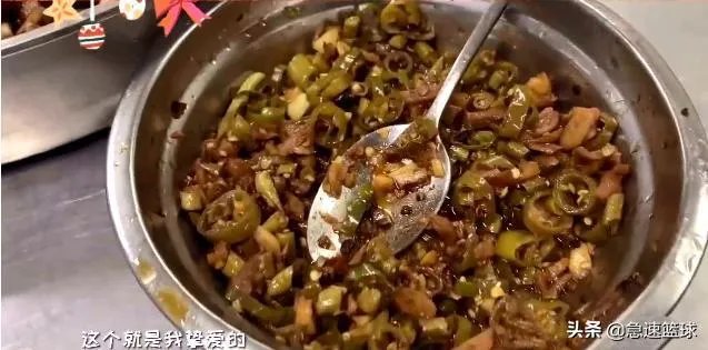 广东男篮随队记者关辛，晒出了球队在圣诞之夜的晚餐，杜锋看着录像喝鸭汤，你怎么看？