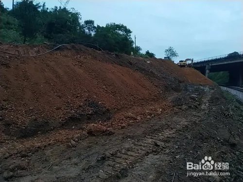 铁路路基基床应该综合考虑哪些方面？