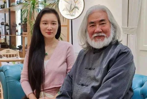 杜星霖顶着“三儿”的罪名,嫁给大31岁张纪中,二人婚后生活的幸福呢?