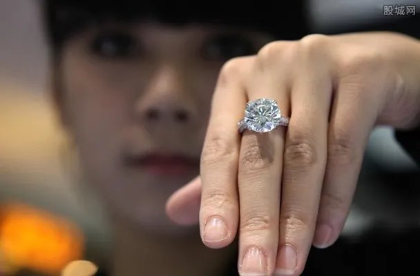 误将钻戒当垃圾扔 钻石戒指回收多少钱