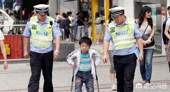 如何看待“雪天救护车被堵在高速，六安交警逆行送病患”这件事？