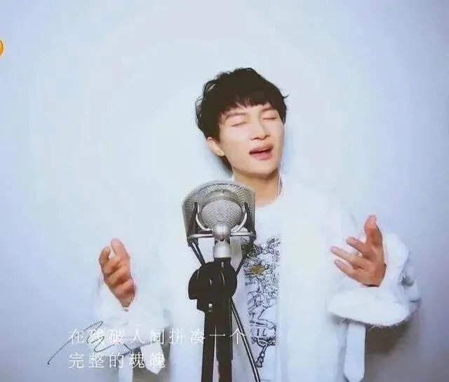 周深在卡布时期唱的《光》就已经具有很高技巧性了，这样的音域是天生的吗？