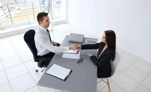 面试成功没去入职，简历被人事经理挂朋友圈，这种方式合理吗？