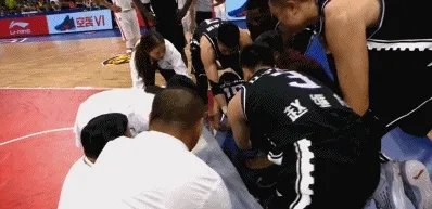 亚当斯主动放弃进攻保护对手,为何赵睿眼中只有篮筐却不顾从明晨摔倒外地?