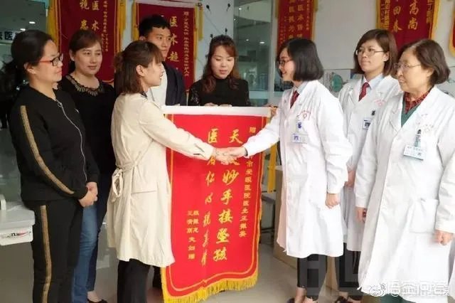 邯郸一男童从4楼坠落，女医生路过徒手接住致骨折，你怎么看？