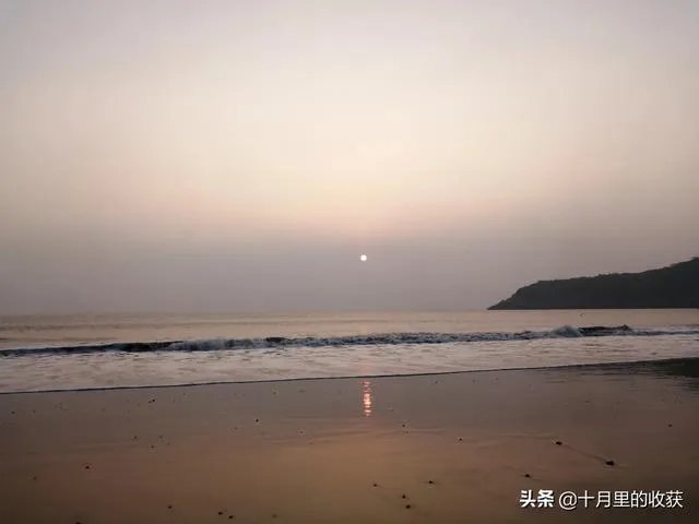 驴友拿出她的吃的跟我们分享