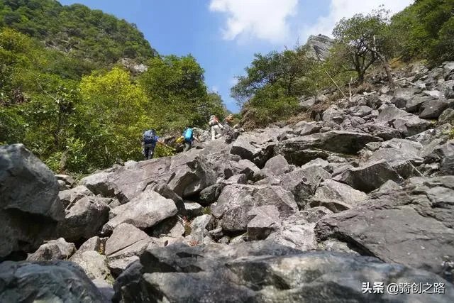 驴友拿出她的吃的跟我们分享
