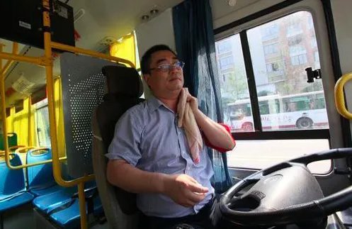 公交司机等红灯时吃饭遭质疑。你坐公交遇到过司机吃饭吗？