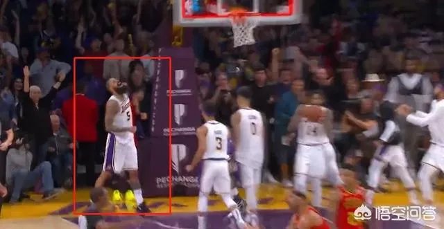 湖人胜老鹰，詹姆斯扣篮绝杀后身体挂在篮筐上长达5秒，为什么没被吹技术犯规？