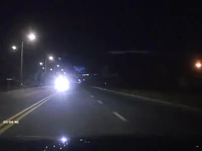 对向车道一束强光，司机一晃眼撞死骑车人，事件的责任该如何划分？