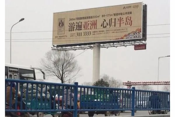 成都一广告牌掉落砸倒1岁男童 广告牌坠落伤人谁负责