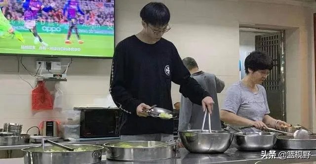 广东男篮随队记者关辛，晒出了球队在圣诞之夜的晚餐，杜锋看着录像喝鸭汤，你怎么看？