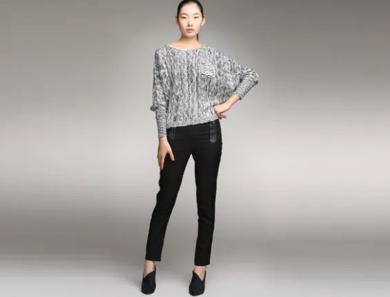 灰色毛衣配什么裤子颜色好看