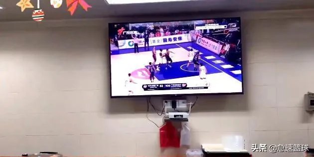 广东男篮随队记者关辛，晒出了球队在圣诞之夜的晚餐，杜锋看着录像喝鸭汤，你怎么看？