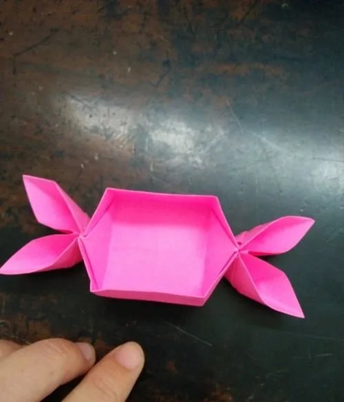 怎么用折纸制作糖果盒子