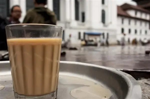 一女子火锅配奶茶致碱中毒，这件事给予了我们哪些警示？