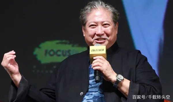 一代功夫巨星洪金宝，63岁近照曝光容苍老，坐在轮椅上买菜，怎么了？