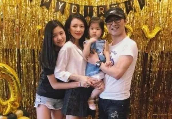 孟晚舟脚镣未除，姚安娜扎丸子头吃火锅，同爹不同命，你觉得呢？