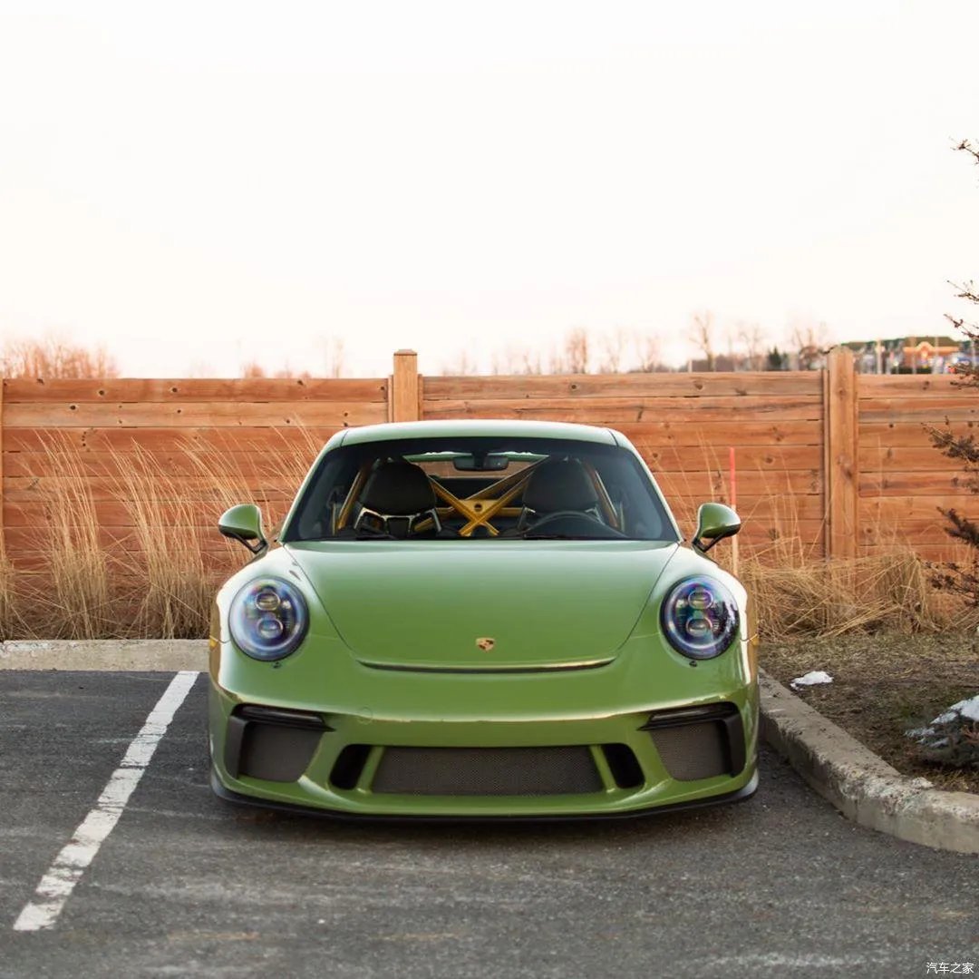 搭配金色轮毂的“Sao绿色”保时捷911 GT3