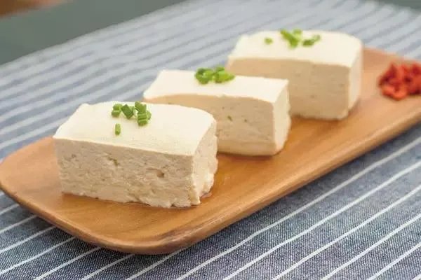 纪录片《舌尖上的中国》和《流行世界的美食》比较有哪些异同？