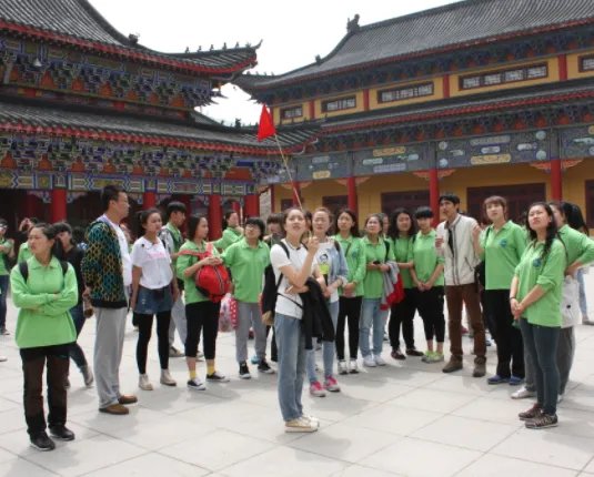 云南文旅厅回应游客参加低价游被导游要挟购物，导游有权让游客额外消费吗？