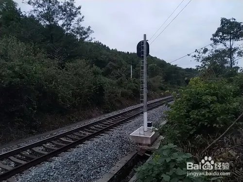 铁路路基基床应该综合考虑哪些方面？