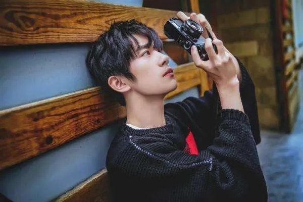 易烊千玺现身武汉拍跨年电影，你觉得他的演技怎么样？