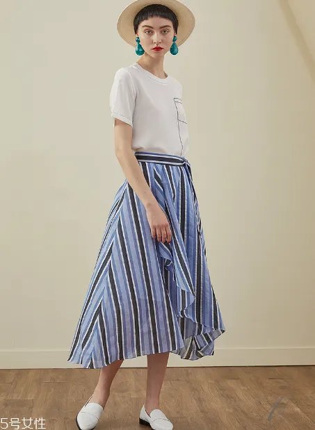 不规则半身裙怎么搭配？不规则半身裙搭配图片