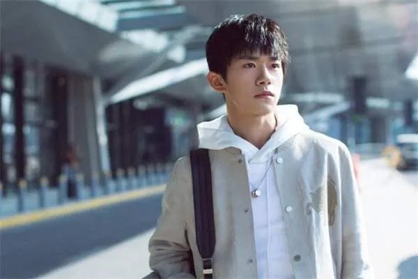 易烊千玺现身武汉拍跨年电影，你觉得他的演技怎么样？