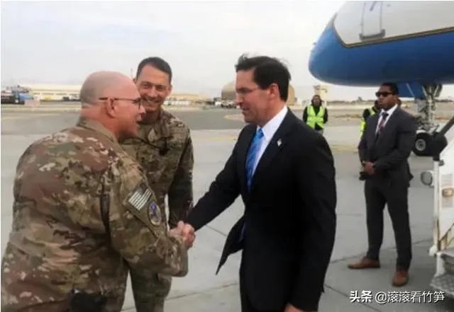 打不赢就谈判，美防长抵达阿富汗，塔利班会放下武器投降吗？