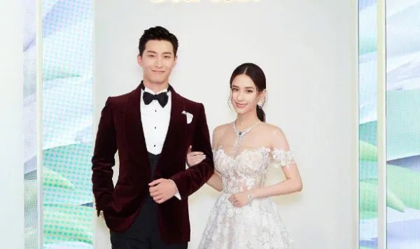 窦骁何超莲的爱情故事，频繁上热搜，“赌王赘婿”头衔，他还能坚持多久？