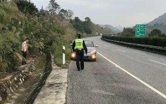 男子高速路上违停吃火锅，该男子会面临什么处罚？