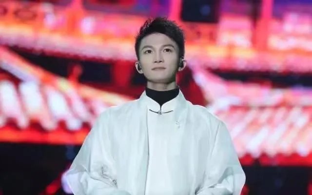 周深在卡布时期唱的《光》就已经具有很高技巧性了，这样的音域是天生的吗？