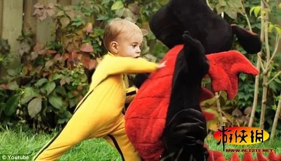 降龙娃娃！幼女“功夫”大战玩具恐龙爆红网络