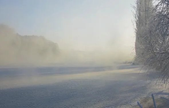冷空气影响新疆现百里雾凇 未来3天部分地区仍有降雪