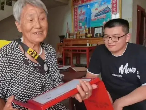 父母溺亡奶奶卖菜供孙子考上985，寒门出贵子，是否变得越来越难？