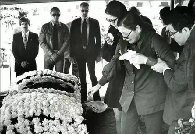 李小龙去世后,为他扶灵的6个外国人是什么来头?