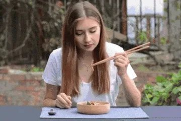 纪录片《舌尖上的中国》和《流行世界的美食》比较有哪些异同？