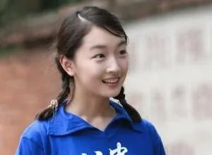 为什么周冬雨年纪不大但是在圈里的人脉这么广？