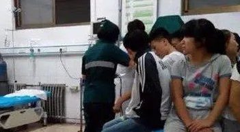 新乡一学校学生集体呕吐，校长痛哭换不动送餐公司，谁该为此事负责？