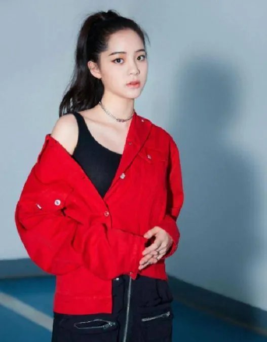 欧阳娜娜跨界艺术展现场美照时尚感足，她为什么这么会拍照？