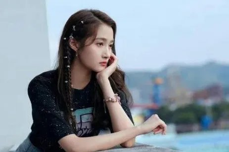 江疏影关晓彤什么关系，关晓彤为何要给三十而已剧组配音？