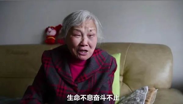 75岁奶奶拿到自考大学毕业证，期间都经历怎样的辛酸？